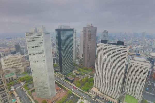 Japón con rascacielos y cielo nublado — Foto de Stock