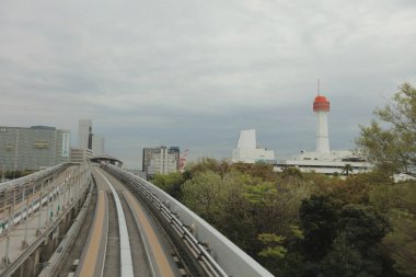  Işık demiryolu ve modern bina