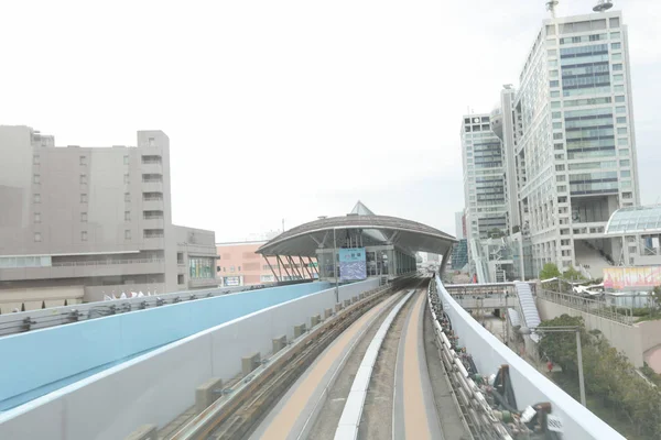 Mouvement monorail flou se déplaçant à Tokyo — Photo