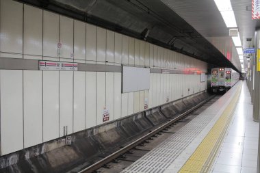 Metro ve tren istasyonu'na karşı