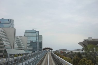  Işık demiryolu ve modern bina