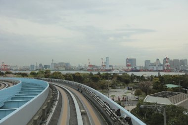  Işık demiryolu ve modern bina