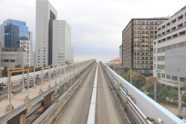  Işık demiryolu ve modern bina