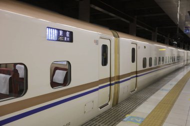  Ueno istasyonunda kurşun tren