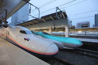 Yeşil E5 serisi ve beyaz E2 serisi kurşun tren 