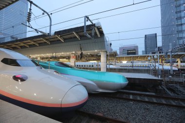 Yeşil E5 serisi ve beyaz E2 serisi kurşun tren 