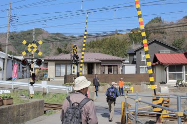 Demiryolu geçişi Shimo Yoshida kapılarında ile 