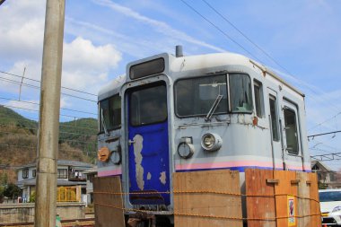 Shimo Yoshida istasyonu önünde görüntülenen.