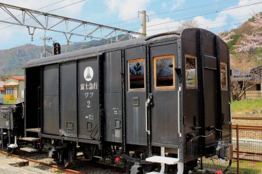 Shimo Yoshida istasyonu önünde görüntülenen.