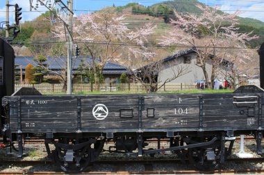 Shimo Yoshida istasyonu önünde görüntülenen.