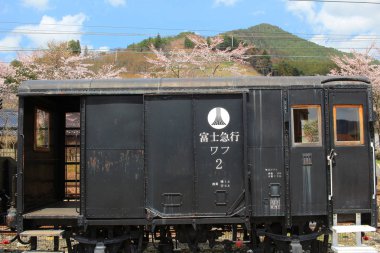 Shimo Yoshida istasyonu önünde görüntülenen.