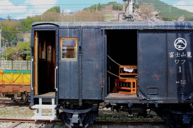 Shimo Yoshida istasyonu önünde görüntülenen.