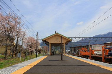 Shimoyoshida istasyonu, bir tren istasyonu bulunmaktadır