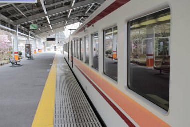  Tobu Nikko durağında Nikko Kinugawa hattı