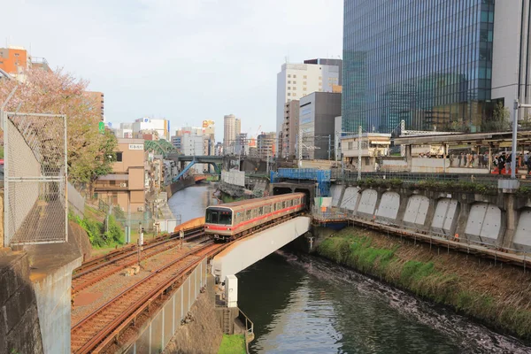 Los trenes pasan sobre el río Kanda — Foto de Stock