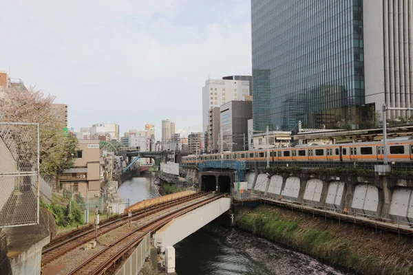 Los trenes pasan sobre el río Kanda — Foto de Stock