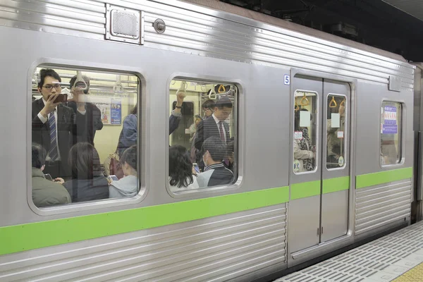 地下鉄電車、駅に対抗 — ストック写真