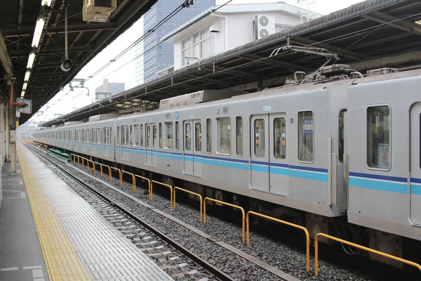 Метро поїзд Tozai лінії — стокове фото