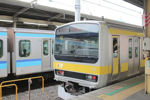 东京-乘客在 Jr Line 在中野 — 图库照片