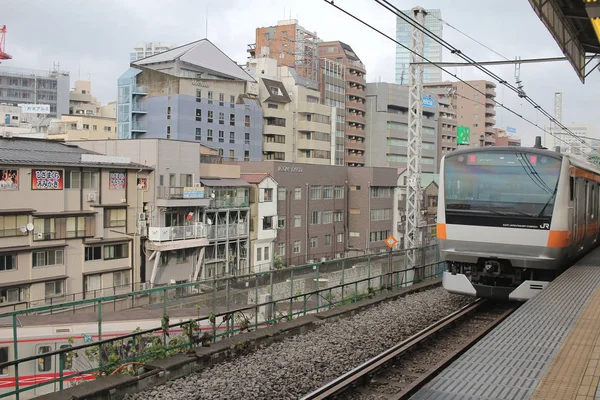 La estación de Ochanomizu detrás de ella en Tokio — Foto de Stock