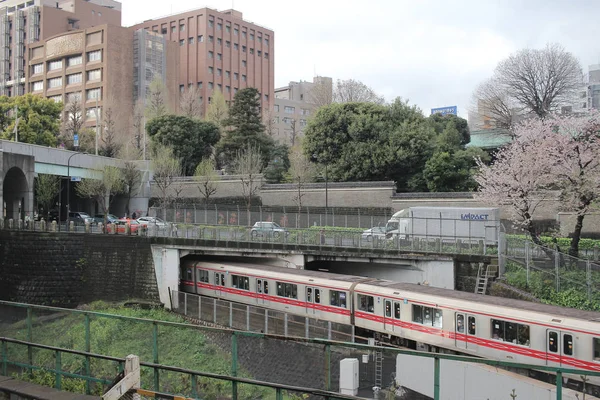 I treni passano sopra la Kanda Rive — Foto Stock