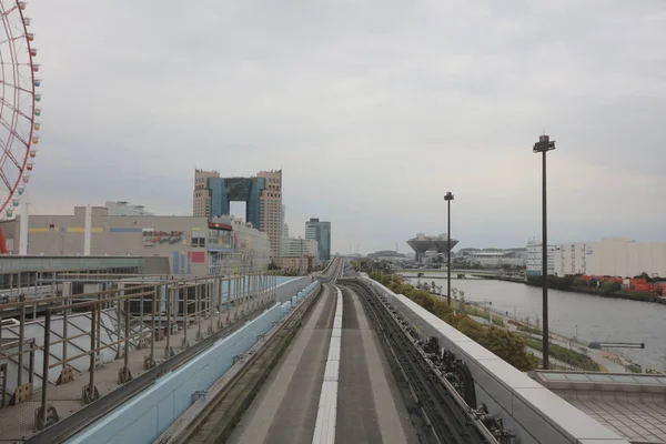 Tokyo waterfront nova linha de passagem waterfront — Fotografia de Stock