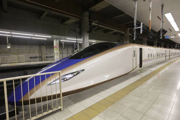  Ueno istasyonunda kurşun tren