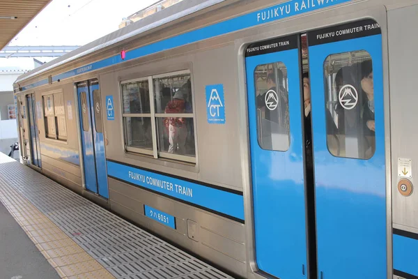 Blauer Zug auf Bahngleisen mit Mount Fuji — Stockfoto