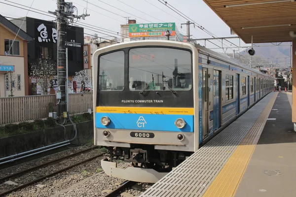 Tren azul en las vías del ferrocarril con el Monte Fuji —  Fotos de Stock