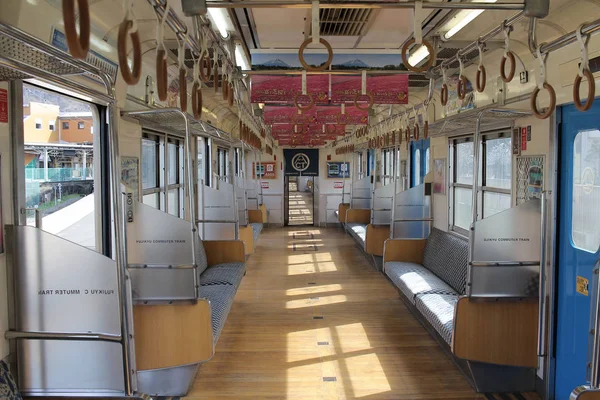 Внутри пригородного поезда Фудзикю 2016 — стоковое фото