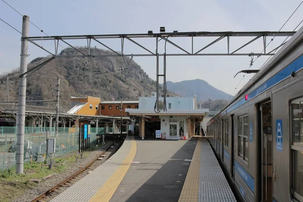 Modrý vlak na železniční tratě s hora Fudži — Stock fotografie