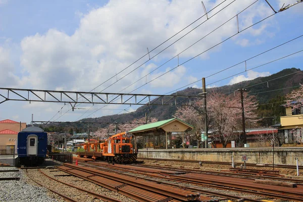 Binari ferroviari con ferrovia a Shimoyoshida — Foto Stock