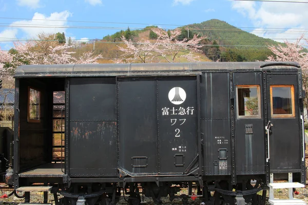 Shimo Yoshida istasyonu önünde görüntülenen.