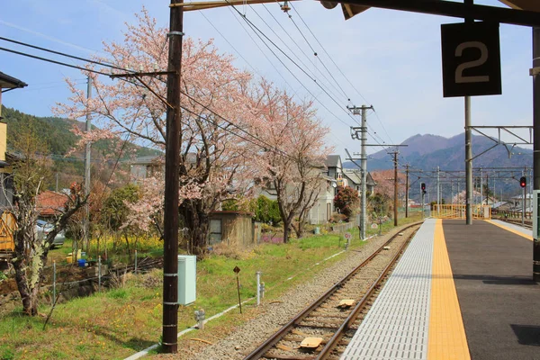 Järnvägsspår med järnvägen vid Shimoyoshida — Stockfoto