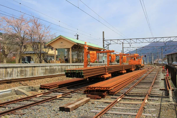 Shimoyoshida istasyonu, bir tren istasyonu bulunmaktadır
