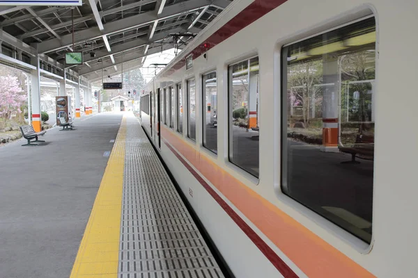  Tobu Nikko durağında Nikko Kinugawa hattı