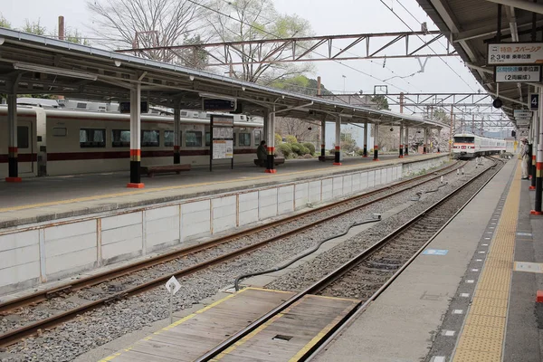 Tobu Nikko linje tar människor från Asakusa station — Stockfoto