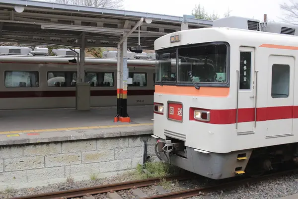 Γραμμή Tobu Nikko παίρνει τους ανθρώπους από το σταθμό Asakusa — Φωτογραφία Αρχείου