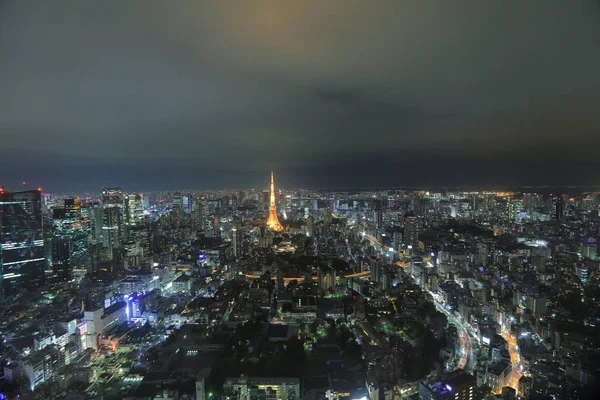 Tokiotoren zoals gezien met skyline van Metropolitan Stockfoto