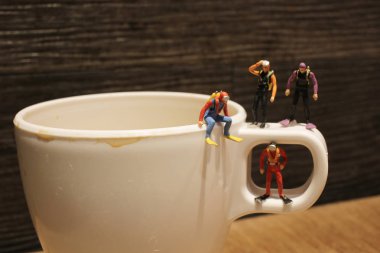 küçük bir derin dalgıç kadeh surata bekleyin