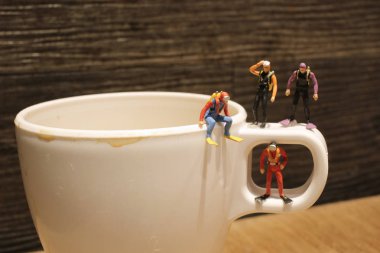 küçük bir derin dalgıç kadeh surata bekleyin