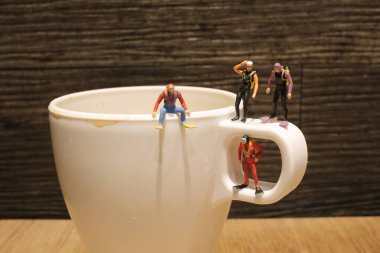 küçük bir derin dalgıç kadeh surata bekleyin