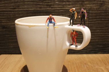 küçük bir derin dalgıç kadeh surata bekleyin