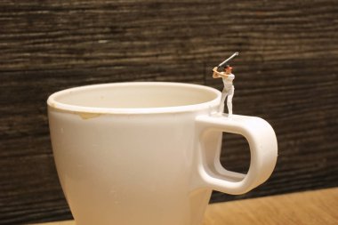 eğlenceli küçük golfçüler kupa üzerinde oynamak