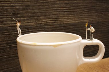 eğlenceli küçük golfçüler kupa üzerinde oynamak