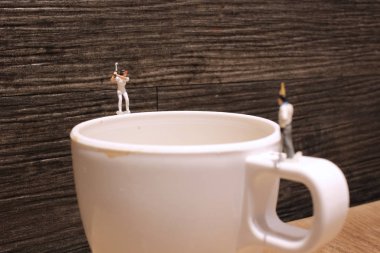 eğlenceli küçük golfçüler kupa üzerinde oynamak