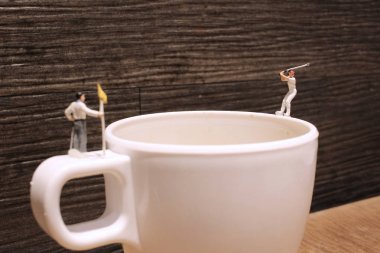 eğlenceli küçük golfçüler kupa üzerinde oynamak