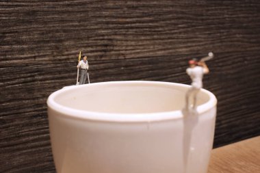 eğlenceli küçük golfçüler kupa üzerinde oynamak