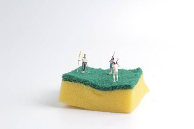 Mini figür süngerler golf oynuyor 