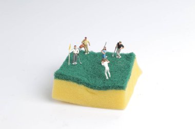 Mini figür süngerler golf oynuyor 